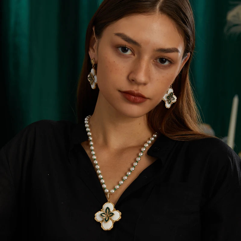 Vintage Clover Pendant Earrings – 4-Leaf Luck & Luxe