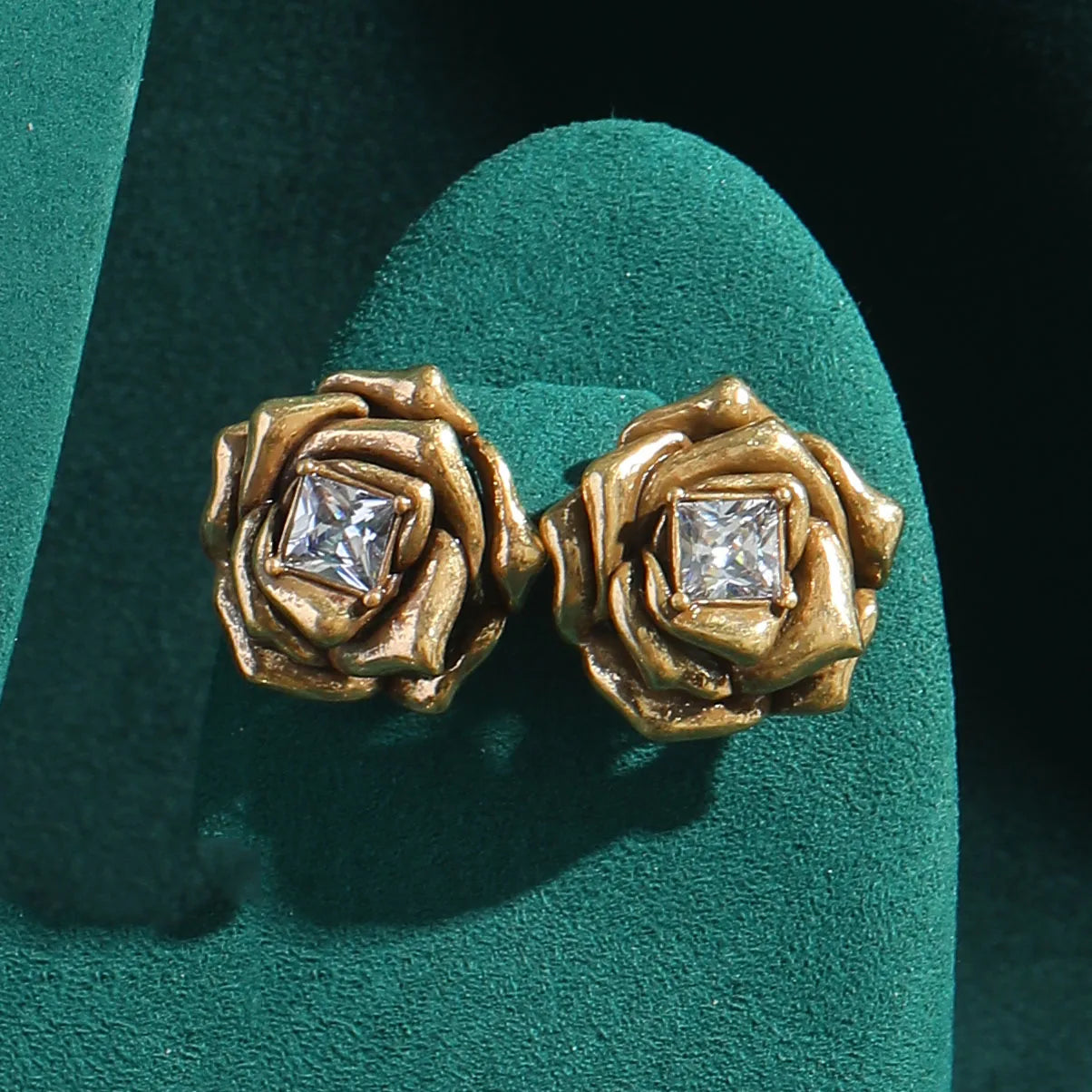 1940s Retro Hollywood Camellia Jewelry Set – Gold-Plated Floral Necklace, Earrings & Ring