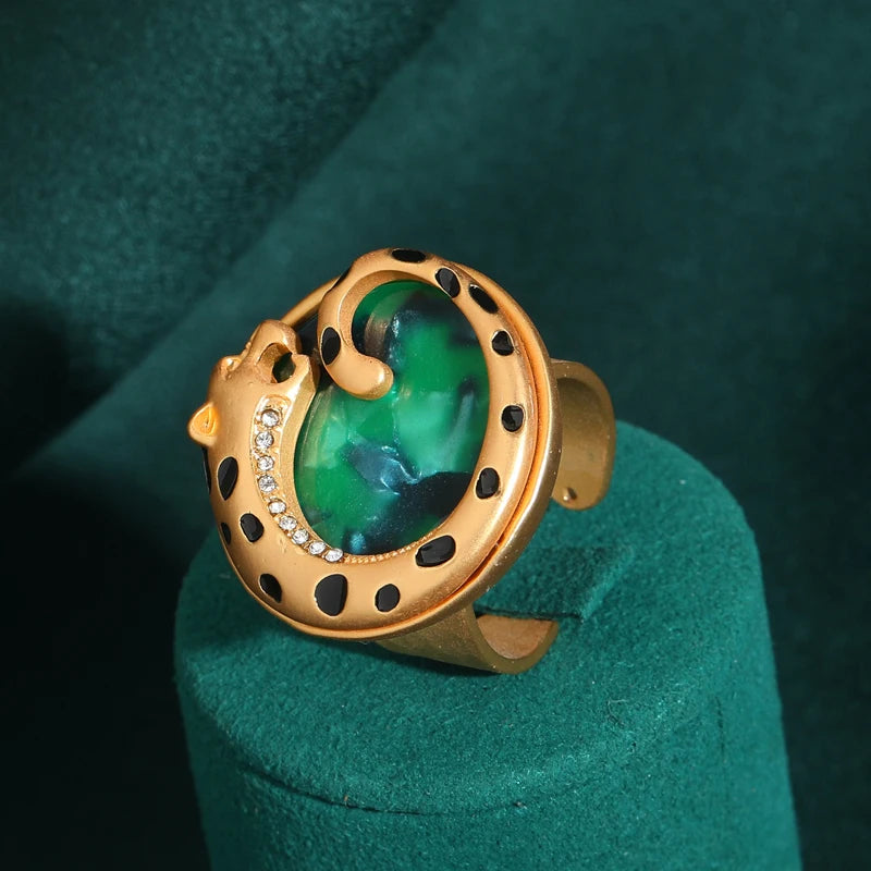 Vintage Leopard Shell Ring – Emerald Drama & Wild Elegance