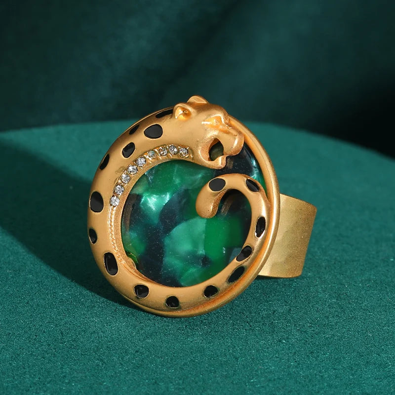 Vintage Leopard Shell Ring – Emerald Drama & Wild Elegance