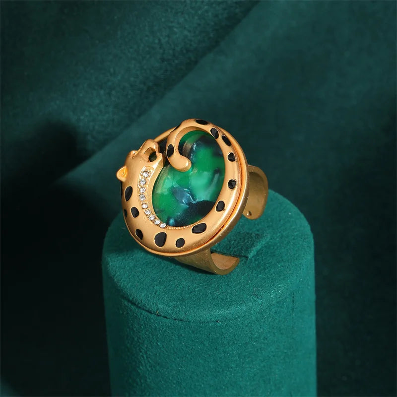 Vintage Leopard Shell Ring – Emerald Drama & Wild Elegance