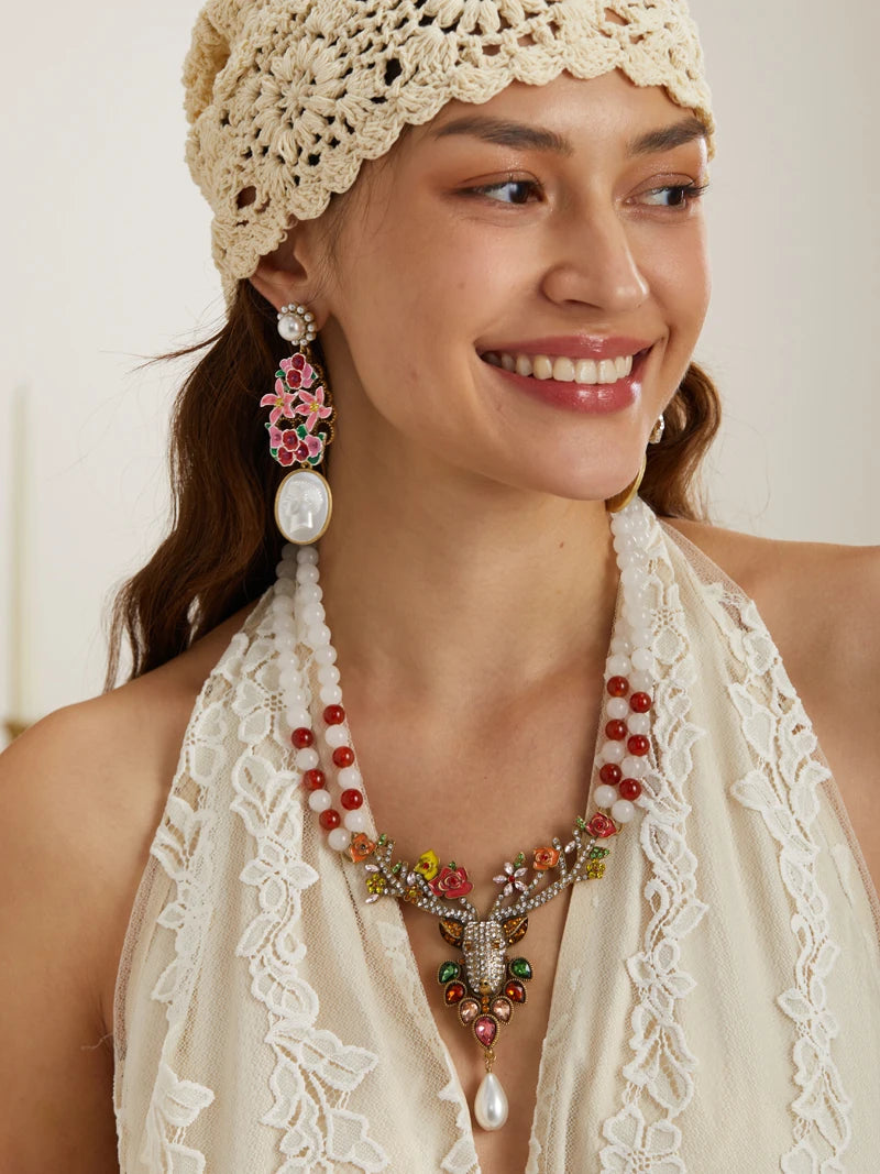 Vintage Crystal Christmas Elk Pendant Necklace – Retro Holiday & Festive Fantasy