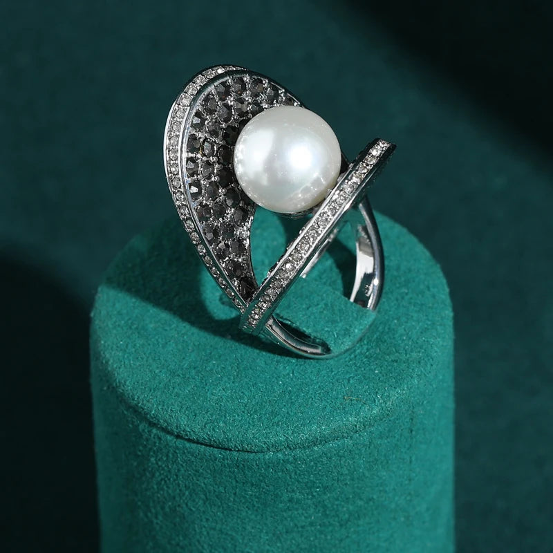 Vintage Pearl Clam Shell Ring – White Pearl & Black Rhinestone – Gold-Plated Adjustable