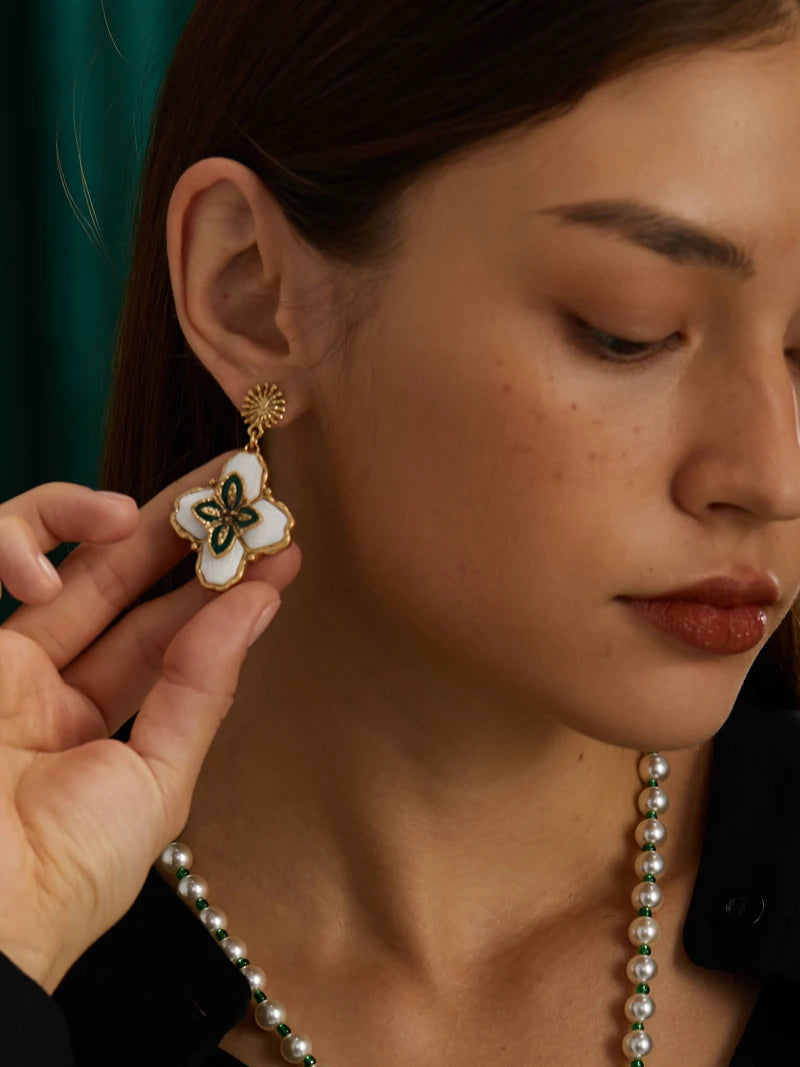 Vintage Clover Pendant Earrings – 4-Leaf Luck & Luxe