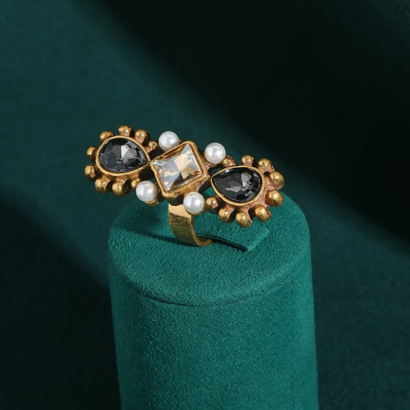 Retro Hollywood Waterdrop Crystal Cocktail Ring – Floral Statement with Pearls