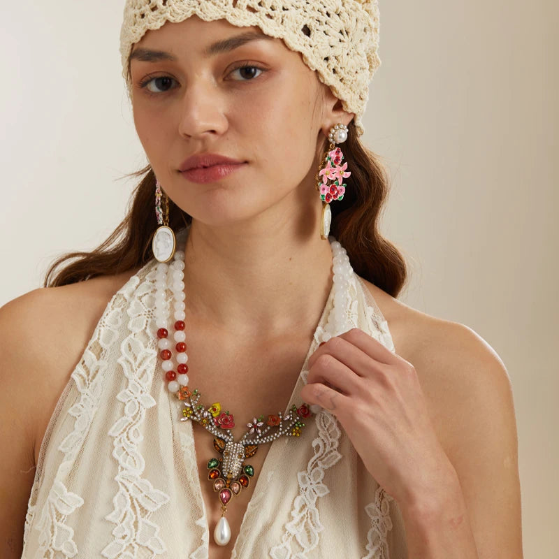 Vintage Crystal Christmas Elk Pendant Necklace – Retro Holiday & Festive Fantasy