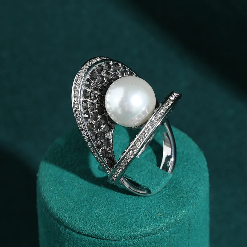 Vintage Pearl Clam Shell Ring – White Pearl & Black Rhinestone – Gold-Plated Adjustable