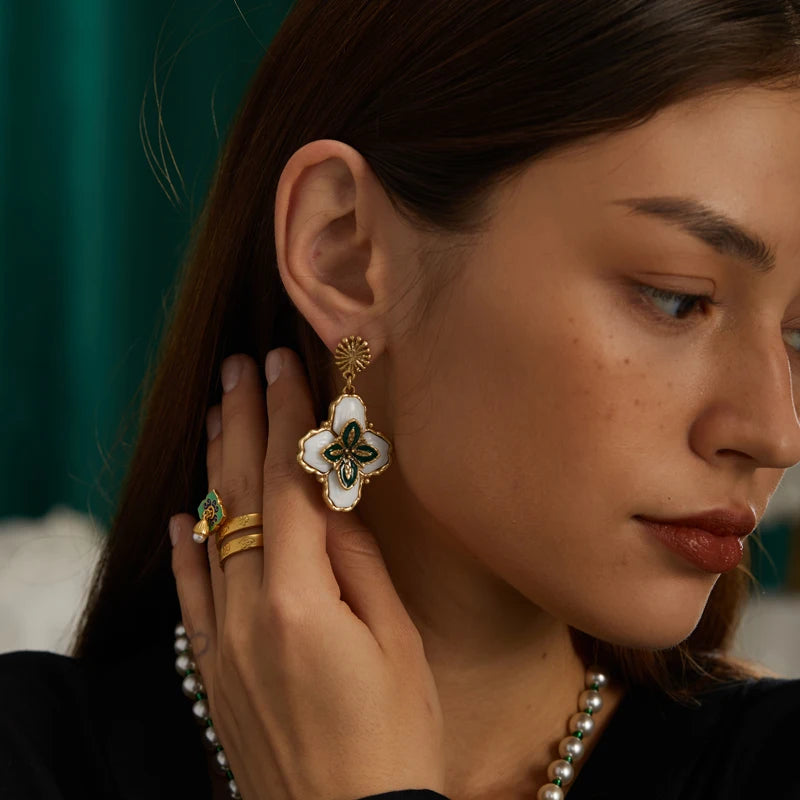 Vintage Clover Pendant Earrings – 4-Leaf Luck & Luxe